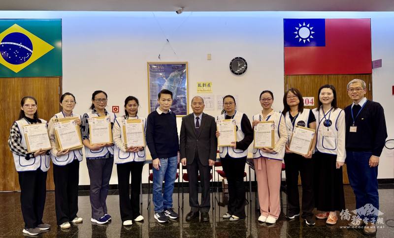 中心秘書張維正（左五）、校長林志孟（右六）把不同階段試題袋子分送給每位監考老師後合影