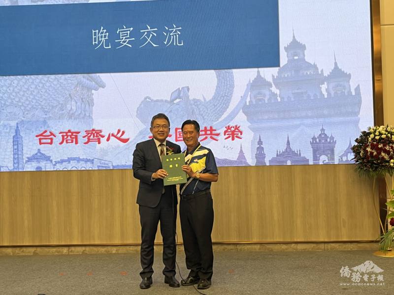 劉世忠代表徐佳青頒發續任僑務顧問陳坤樹聘書