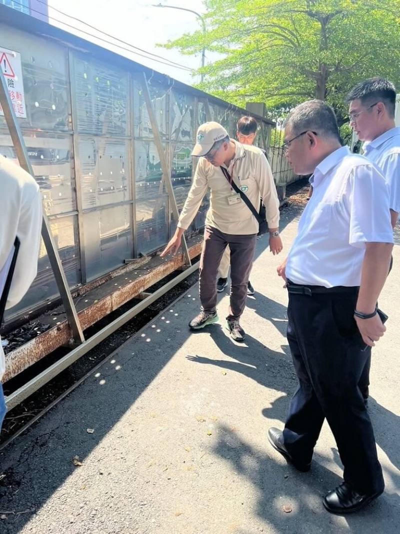 夏季學校環境易因積水孳生蚊蟲，教育部前往學校訪視，督導落實登革熱防治及環境改善，圖為巡視鐵門軌道有無積水。（教育部提供）