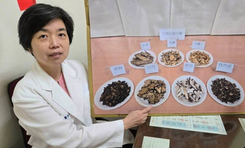 有女子長年經痛伴隨腰痠背痛，還有頻尿、解尿困難問題。中醫師林襄穎（圖）診察發現患者屬於中醫「氣滯血瘀」體質，因而採用「行氣化瘀」中藥，包括木香、烏藥、川楝子、香附、川芎、赤芍、牡丹皮等。（林襄穎提供）