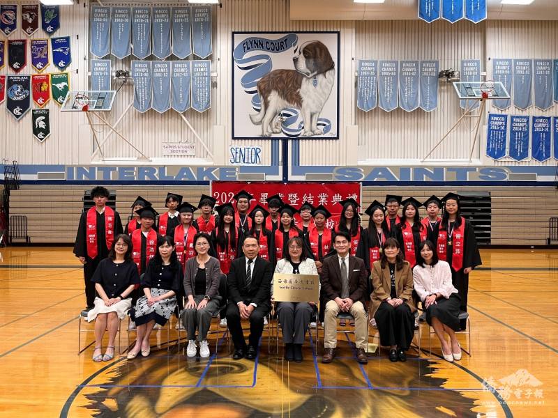 西雅圖華文學校畢業師生與貴賓合影