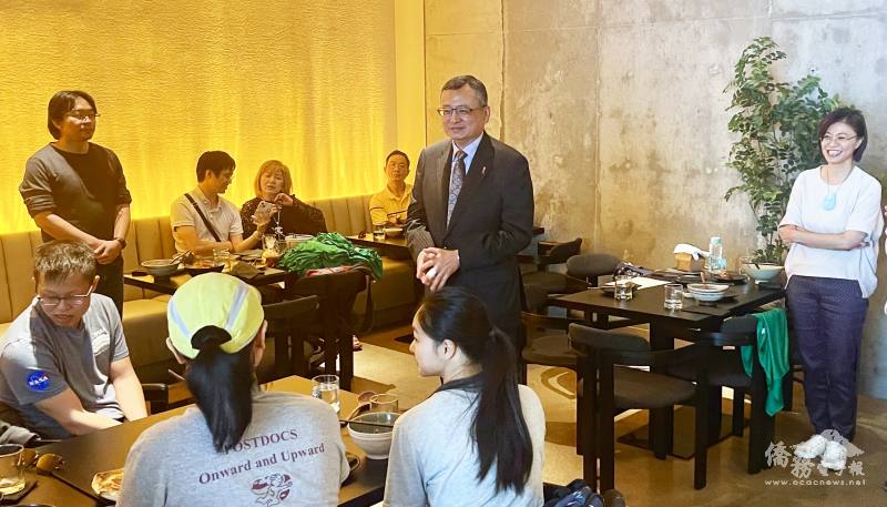 類延峰 (中) 致詞