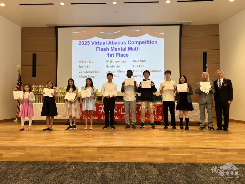 駐舊金山辦事處副處長朱永昌(右) 代頒獎狀給獲獎同學