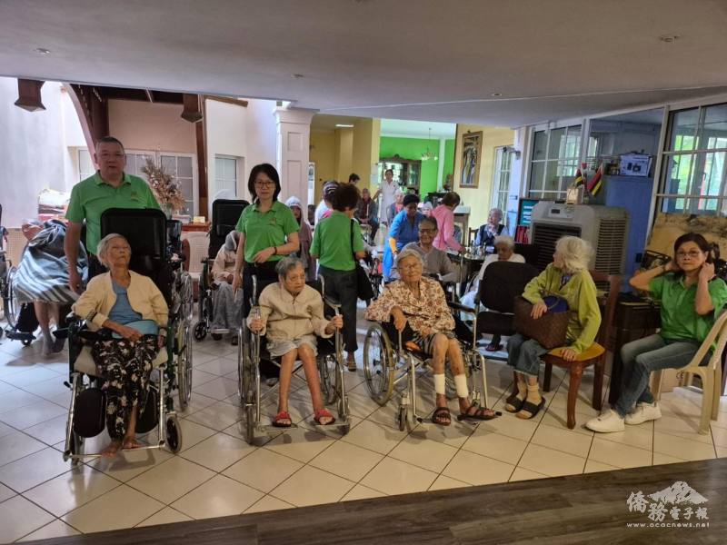模里西斯中中校友會暨青年會會長李志勇、僑務委員陳佳玲與長輩們同歡
