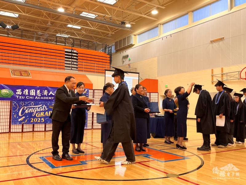 西雅圖慈濟人文學校校長陳麗玲、副校長張娟熹、慈濟西雅圖支會副會長戴勝麗及駐舊金辦事處教育組組長董慶豐一同為畢業生撥穗及致贈紀念禮