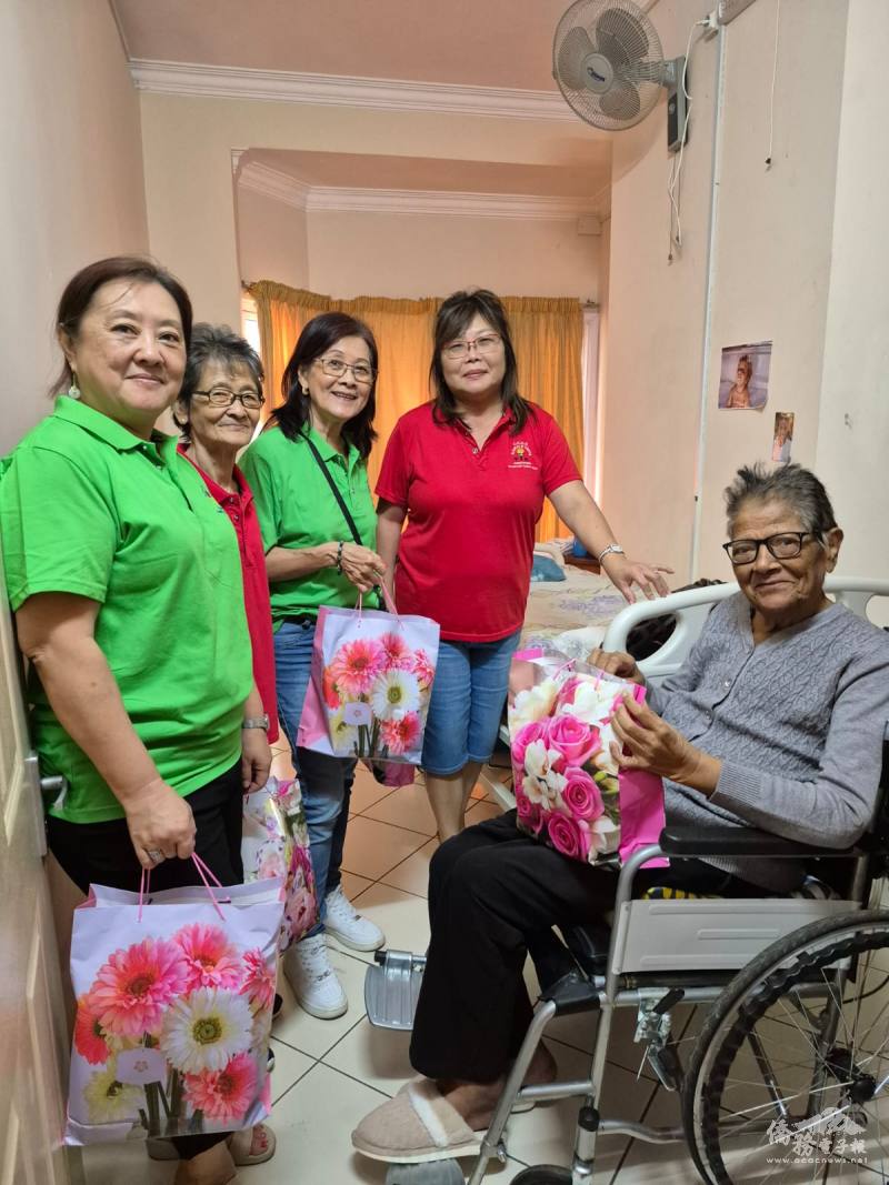 贈送禮物予長輩們，讓愛延續