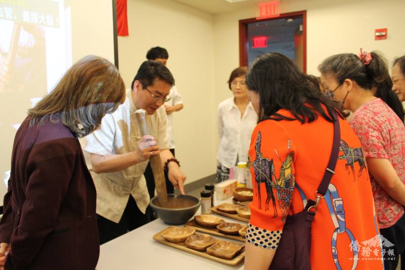 老師陳亮光示範研磨擂茶