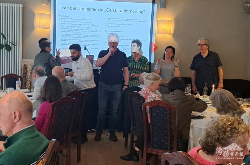 竹友會安排Hartmut Duwald、Achim Kehlenbach、Catherine Boss-Lee三位輪流朗誦德文翻譯段落