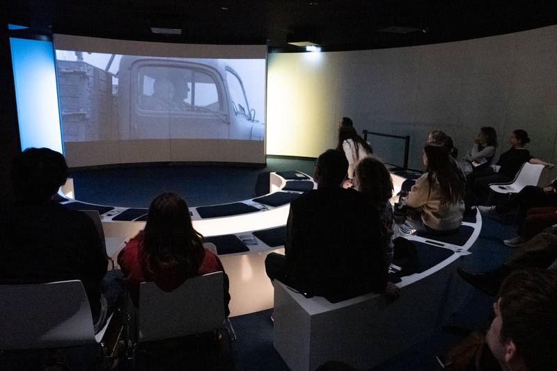 台灣阿美族藝術家陳彥斌（Fangas Nayaw）錄像作品「拉什麼龐克」，受邀參與巴黎白晝之夜，與巴黎外國文化中心論壇（FICEP）所主辦的舞蹈影像計畫DANSE（S），與9個國家的作品聯合展出。圖為波蘭藝術家的作品