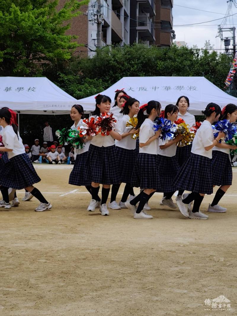 中學部女學生進行啦啦隊表演