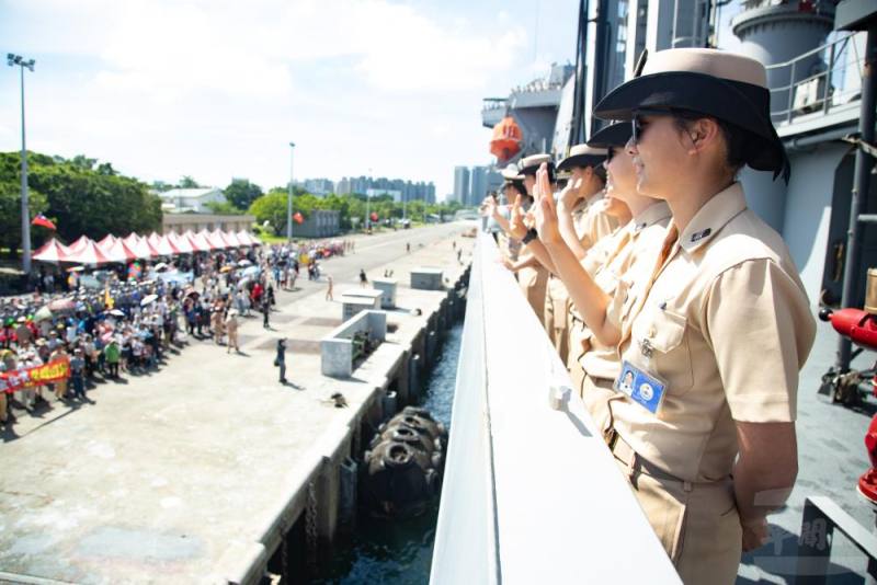 海軍114年敦睦支隊9日返抵左營軍港，官兵熱情向家人揮手