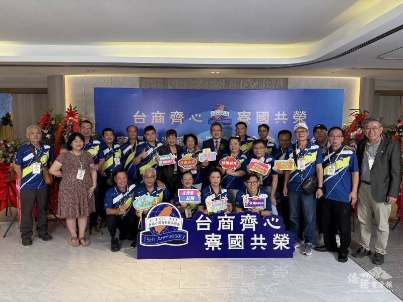 駐越南代表處大使劉世忠與寮國臺商總會總會長施玉秀（左8站立者）團隊合影