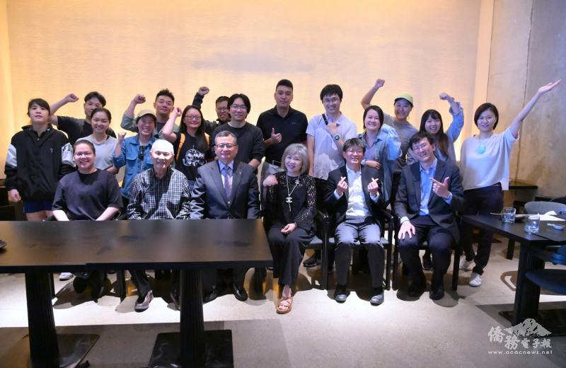 芝加哥臺灣龍舟隊名譽領隊駐芝加哥辦事處處長類延峰 (前排左三)、副領事孫鵬翔(前排右一)、文教中心主任蔡季穎(右二) 及芝加哥臺灣龍舟隊合影