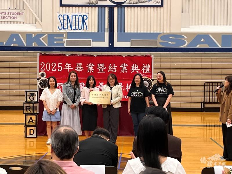 西雅圖華文學校新任校長方心儀(左三)與卸任校長鄭世純(右三)暨家長會幹部交接