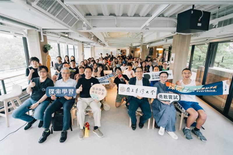 台大創新設計學院推動「探索學習計畫」，提供學生不需休學、仍保有在學身分的「空檔年」學習選擇，榮獲教育教養品牌親子天下的「教育創新100」肯定。（台大提供）