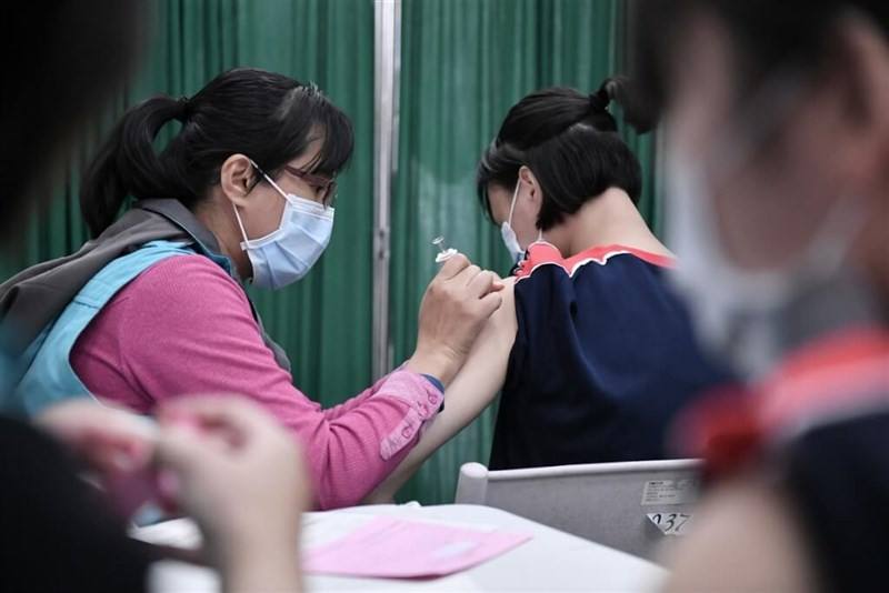 A junior high school student in Hualien County receives an HPV vaccination in this undated photo. File photo courtesy of the Hualien County government