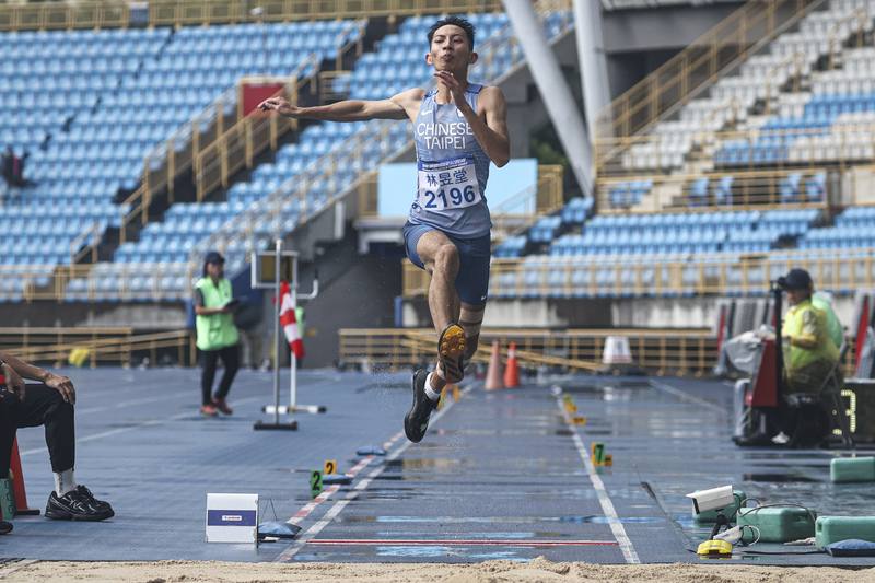 男子跳遠全國紀錄保持人林昱堂（中）8日受陣雨影響，在2025台灣國際田徑公開賽僅以第2次試跳的7公尺83奪冠