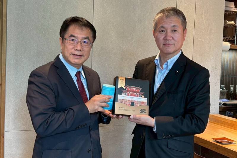 台南市長黃偉哲（左）率團前往日本北海道宣傳台南觀光及物產，與北海道議會議長冨原亮（右）會面交流。（台南市政府提供）