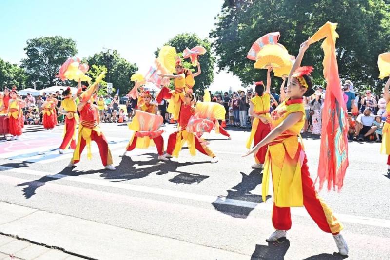 美國奧勒岡州第一大城波特蘭日前舉行逾百年歷史的玫瑰節，高雄市政府及市議會訪團參加活動遊行，樹德家商帶來精彩演出。（高雄市行政暨國際處提供）