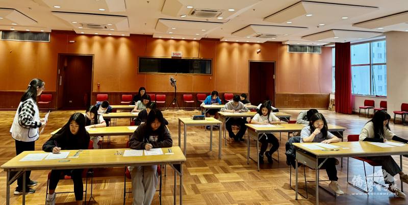 學生努力專心作答現場實況