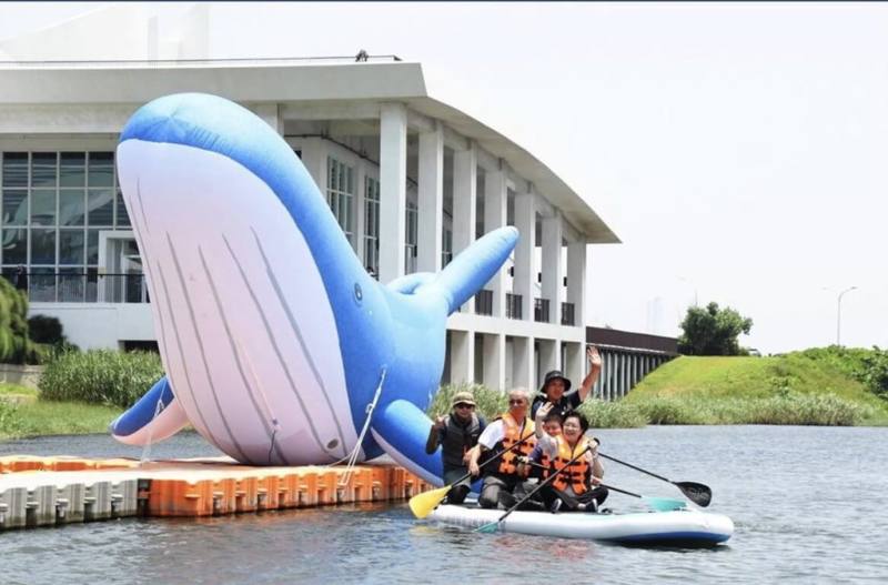 彰化縣政府7月5日至8月10日，每逢週六日將舉辦「彰濱~海FUN一夏」慶安水樂園活動，今年安排SUP立式划槳、獨木舟、水上自行車等，不同年齡層在水樂園可找到不同玩法。圖為2024年活動情形。（彰縣府提供）