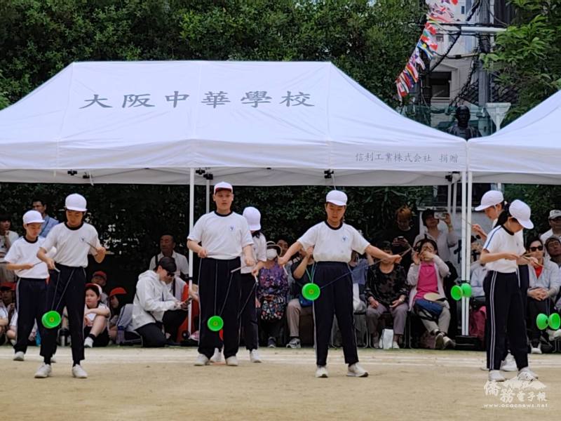 小學部學生進行扯鈴表演