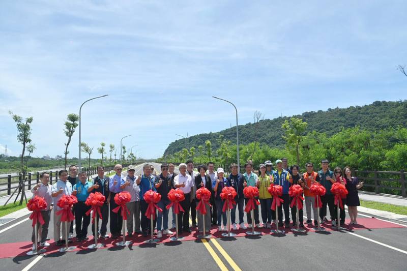 台東縣政府打造「龍馬大道」成為知本聯外交通的新廊道，9日舉行完工通車典禮，日後旅客由台9線進入知本溫泉將更方便，特別是遊覽車等大型車輛不必再繞行狹窄知本市區。（台東縣政府提供）