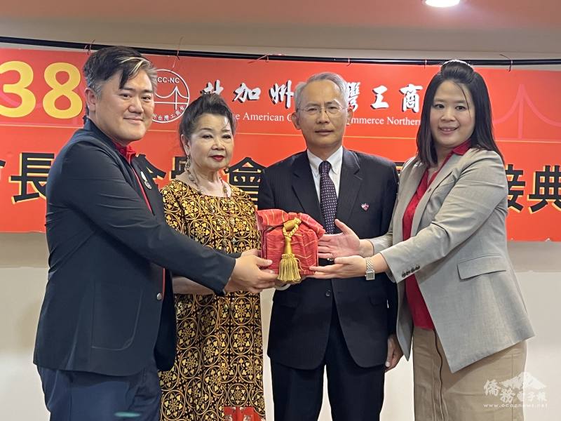 會長交接，由滿任會長黃俊肇(左1)交棒予新任會長陳思如(右1)，由世界臺灣商會聯合總會名譽總會長林貴香(左2)、駐舊金山辦事處處長賴銘琪(右2)見證