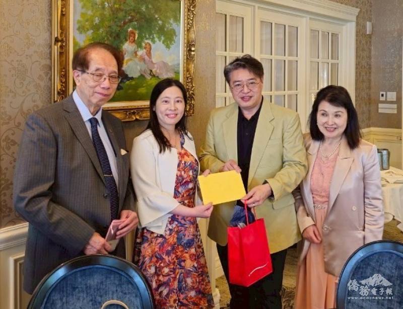 僑務顧問潘敏仁(右二)代表僑界致贈陳珮瑩禮物與卡片