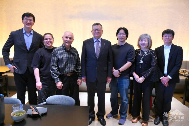 (由左至右) 孫鵬翔、青商新任會長周廷倫、前臺灣同鄉會會長林敬賢、類延峰、龍舟隊隊長林辛承、臺灣同鄉會會長李秀玲及蔡季穎合影