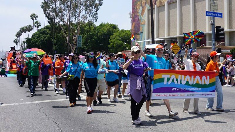 洛杉磯同志大遊行在好萊塢大道登場，超過10萬人參與，近50名志工與台灣觀光署的花車組成台灣隊參與遊行