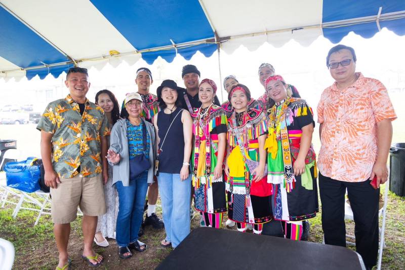 史前館與藝文團隊的展演與議題分享，獲得關島觀光局行銷經理Elaine Pangelinan女士（圖左3）的誠摯歡迎，團隊同時也與駐關島臺北經濟文化辦事處葉仁傑領事（圖右1）相談甚歡，期待未來的持續合作。（圖：國立臺灣史前文化博物館提供）