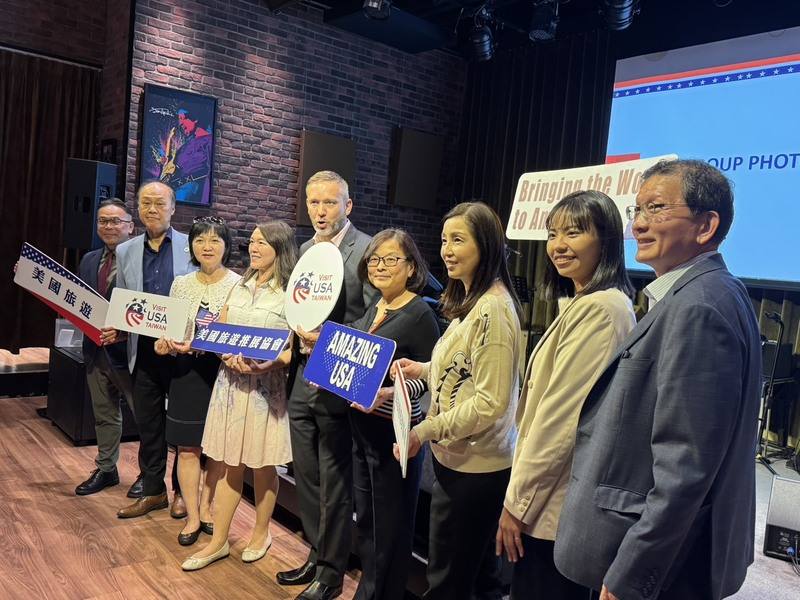 Brenda Tang (fourth right), the head of Visit USA Committee Taiwan. CNA photo June 8, 2025