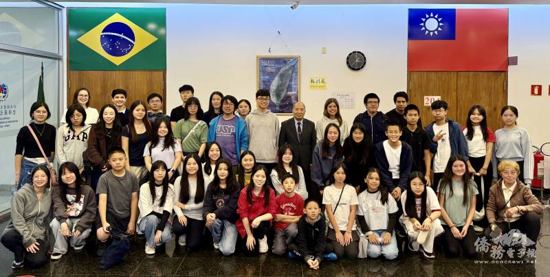 巴西聖儒華文學校校長林志孟（中穿西裝者）和12歲以上臺裔和巴西學生合影