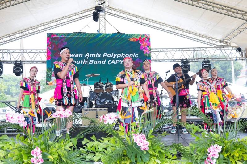 史前館邀請台灣南島藝文團隊參與第37屆關島密克羅尼西亞島嶼博覽會，圖為阿美族複音青春歌隊帶來精彩的演出。（圖：國立臺灣史前文化博物館提供）