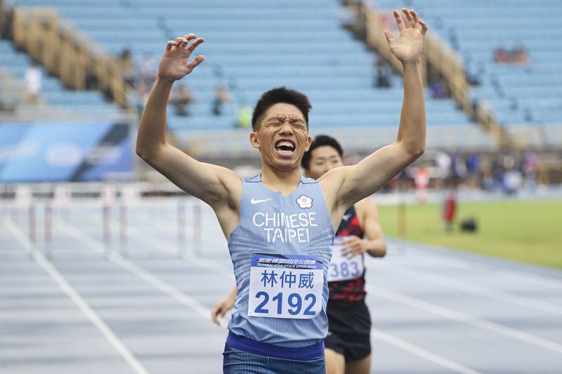 21歲跨欄新星林仲威（圖）8日在2025台灣國際田徑公開賽男子400公尺跨欄決賽跑出49秒，刷新個人最佳紀錄並成功奪金，在抵達終點後振臂歡呼