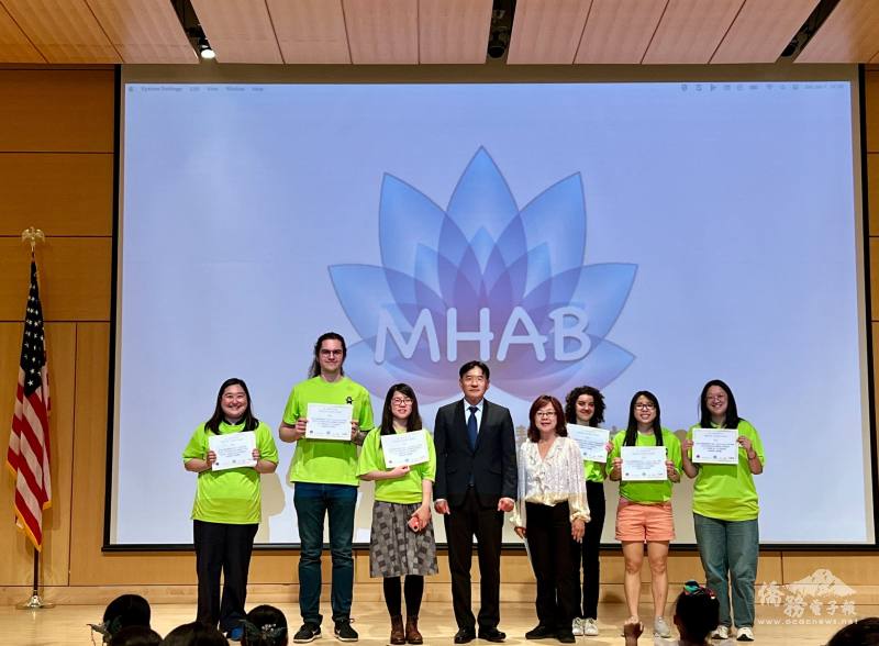 臺灣華語文學習中心學員們與波士頓文教中心主任高家富 (中)、校長合照