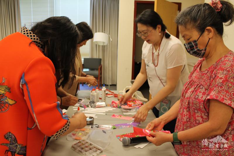 老師許怡貞介紹手作花布書籤