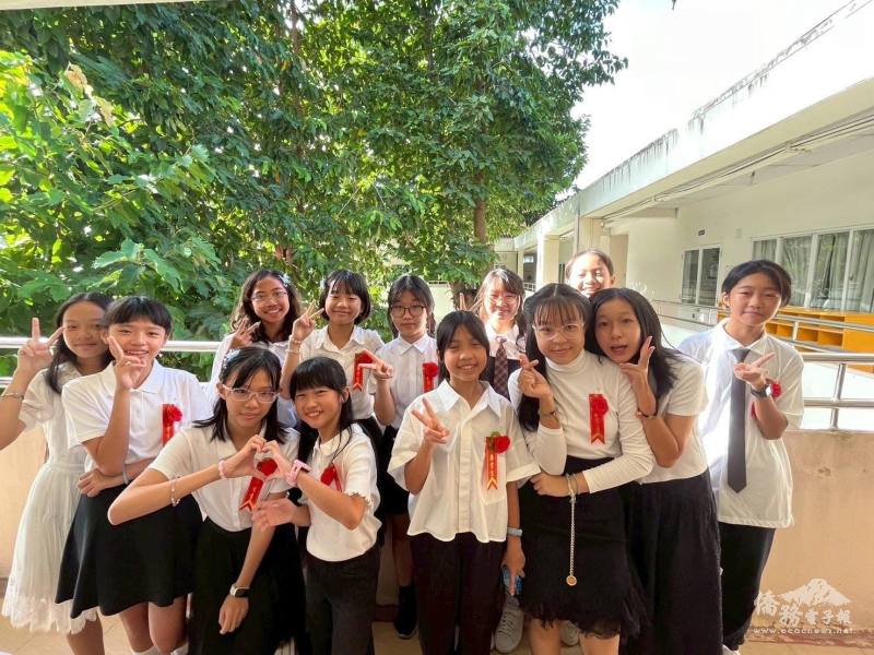 現場氣氛溫馨感人，許多家長與師生難掩不捨與驕傲的情緒