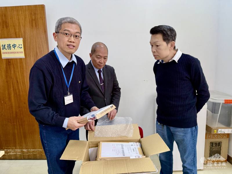 教務主任李勇進（左）開箱試題，林志孟（中）、聖保羅文教中心秘書張維正（右）檢驗見證