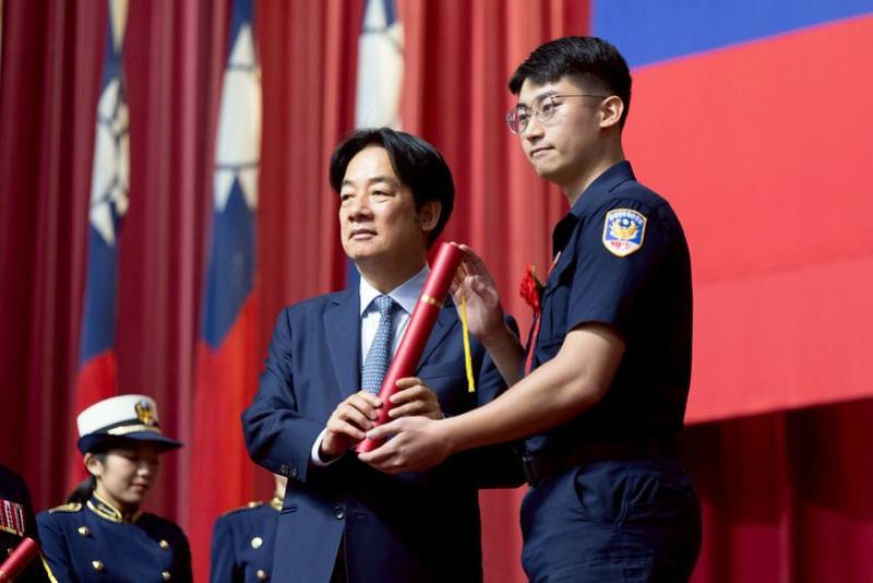 總統頒授學位證書予畢業生代表