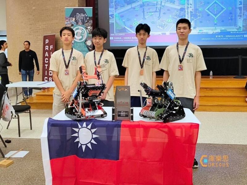 國立新竹科學園區實驗高中10日表示，學生朱明汐（右1）、劉家維（右2）、陳宥廷（左2）、于方旭（左1）組隊參加VEX AI機器人大賽，日前由全球43隊中脫穎而出，奪下高中組「創新獎」，為台灣公立學校首度獲獎。（庫樂思機器人提供）