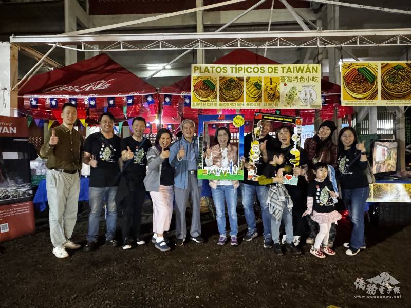 巴拉東方市義消聖約翰節大合照，圖為僑務秘書陳奕綸 (左一)、僑務委員郭鳳文(左五)、駐東方市總領事陳慧芬(左六)、巴拉圭世華婦女會會長張阿裡(右四)、巴拉圭客屬宗親會會長廖哲毅(右五)