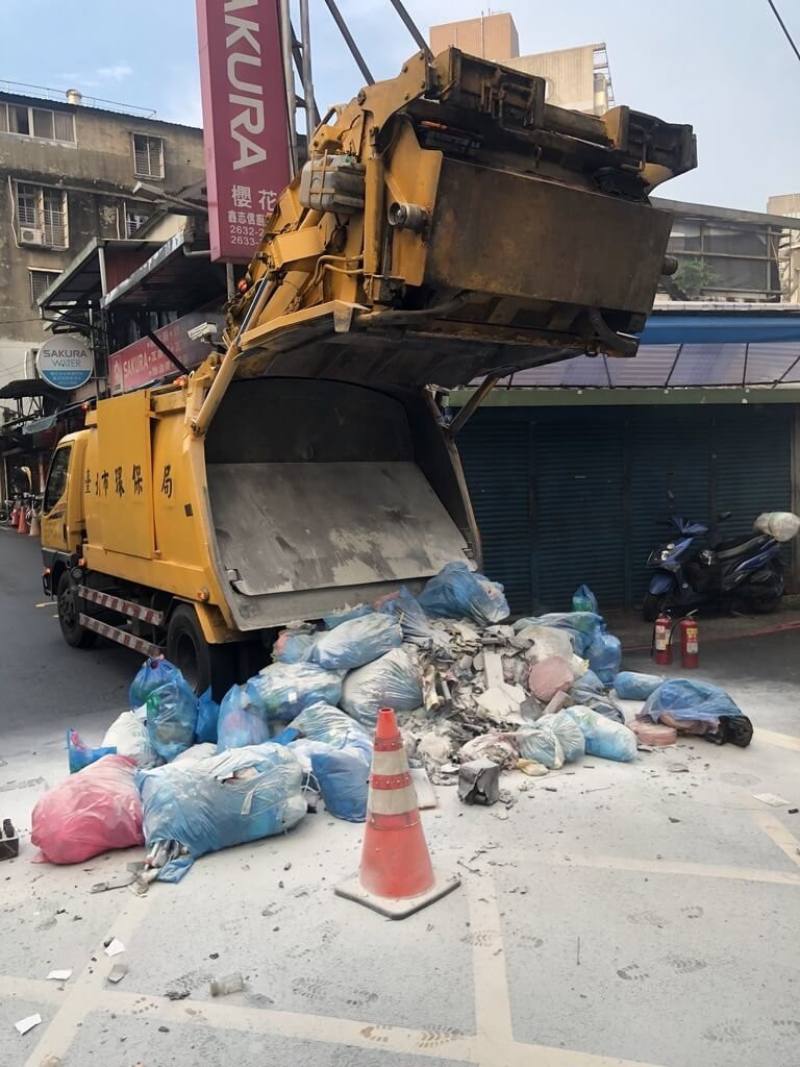台北市內湖區安康路9日發生垃圾車起火事件，環保局10日表示，事因為垃圾中夾雜高空煙火，已違反廢棄物清理法，由於是爆裂物，最重可處新台幣6000元。（台北市環保局提供）