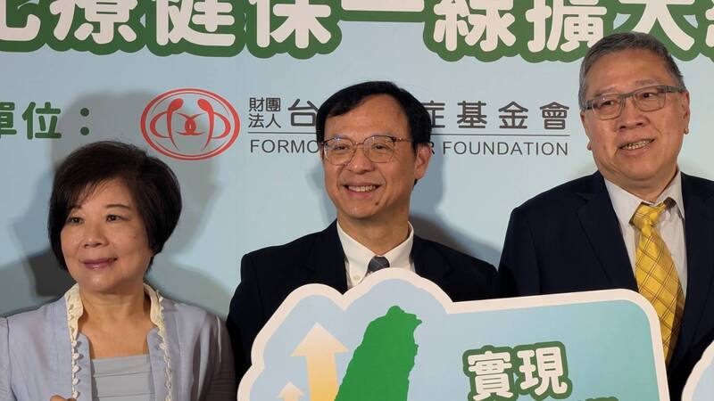 健保署長石崇良（中）10日指出，為支付神經內科醫師評估勞務，已增給付取栓評估費每次新台幣3000元，且114年7月起明定此費用8成要分配給醫療人員