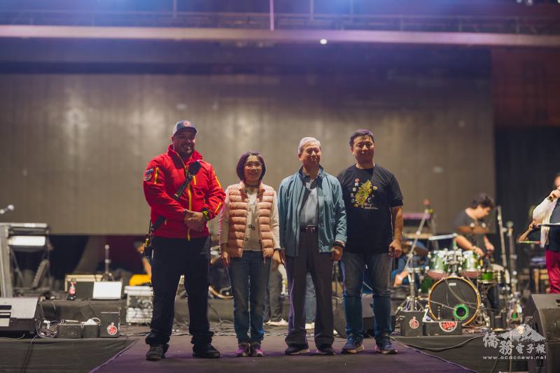 臺灣代表受邀上臺介紹(左起主席費爾南德斯、陳慧芬、郭鳳文、廖哲毅)