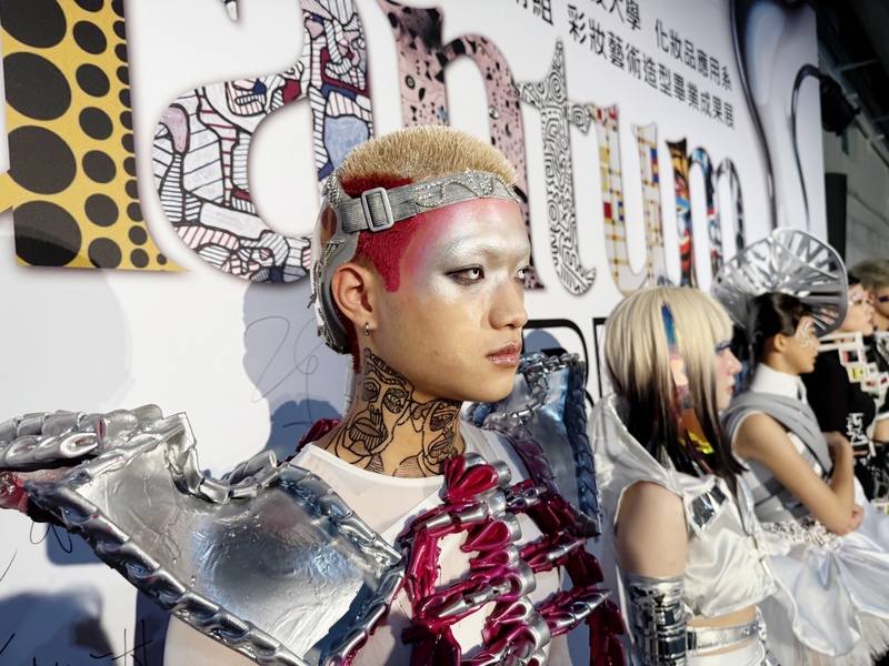 弘光科技大學化妝品應用系在文化部文化資產局藝文展覽館舉辦「量子妝放」畢業成果展，作品「幻軀」以前衛藝術家杜布菲風格來創作發想彩妝造型，獲評為第一名