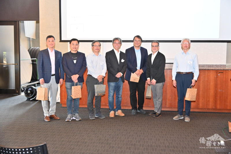 駐舊金山辦事處科技組組長顏宏偉(左三)與主辦單位代表合影