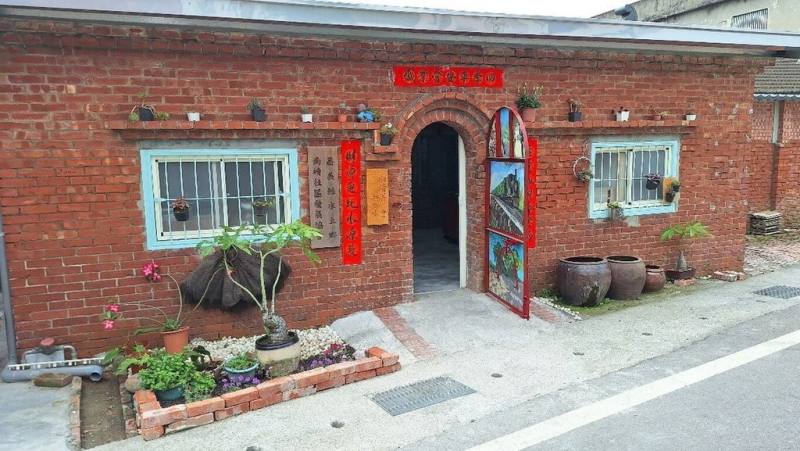 南靖社區30年老屋改造有成，獲「2025建築園冶獎」社區文化景觀營造類獎項，老屋保留原建築紅磚與木構特色。（嘉義縣政府提供）