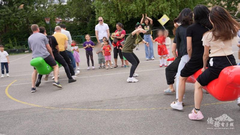 把龍舟搬到陸地上！趣味十足的「陸上龍舟比賽」讓親子同樂，歡笑聲中體驗端午競賽精神 (玩中文提供)